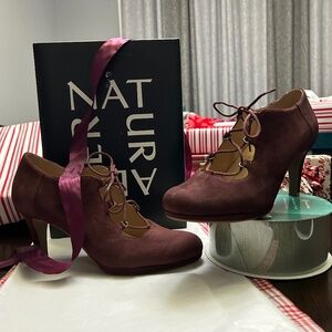 New in Box. Women's NATURALIZER Macie, Bordo suede lace-up 3” heel, color: plum